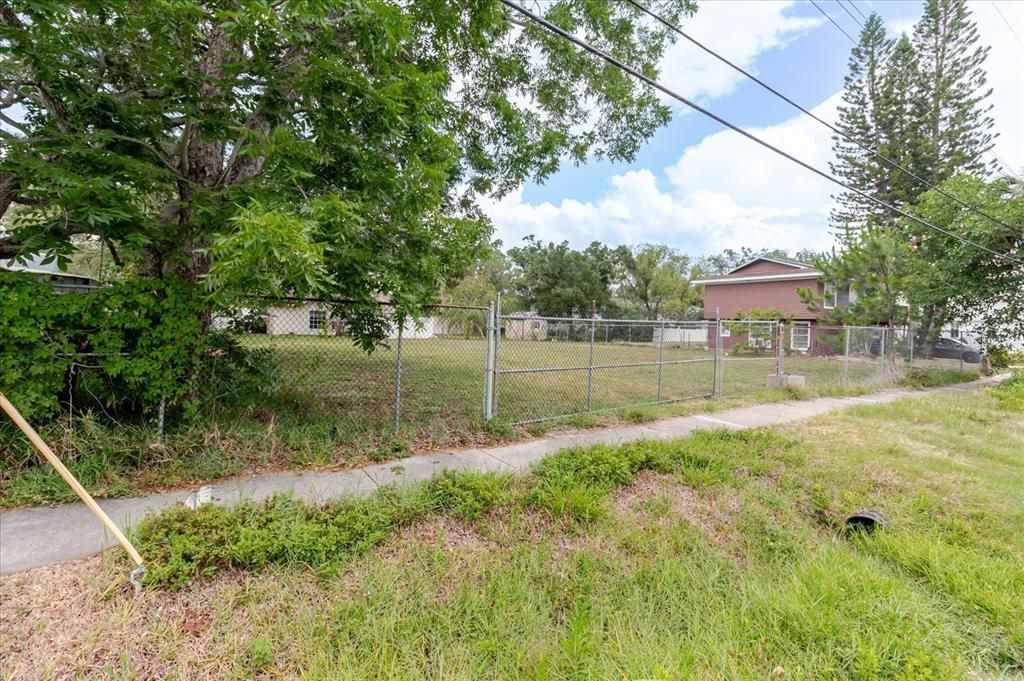 待售: $225,000 (0.11 acres)