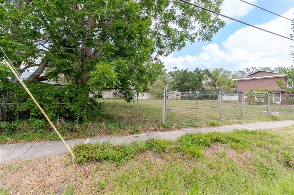 待售: $225,000 (0.11 acres)