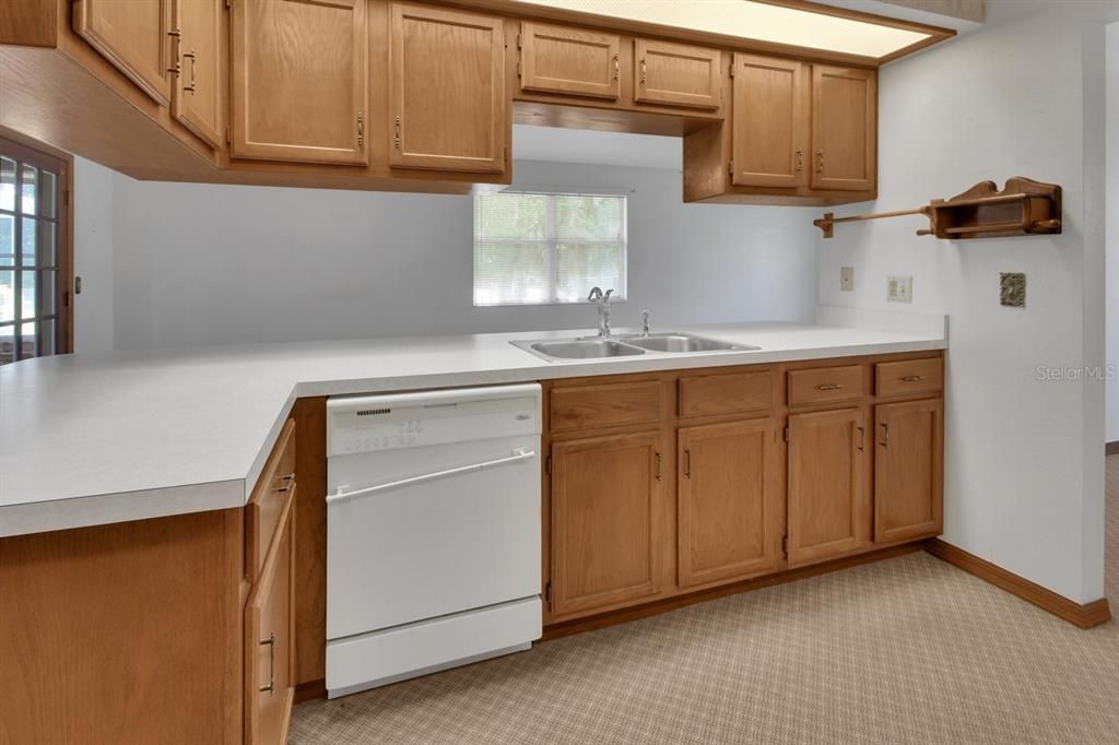 For Sale: $285,000 (2 beds, 2 baths, 1610 Square Feet)