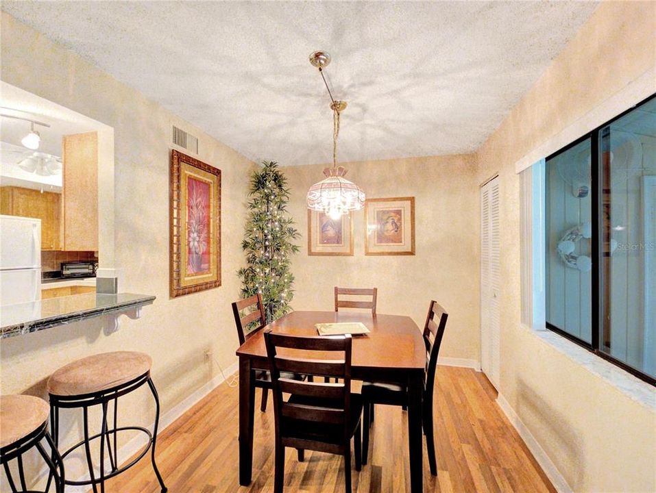 В аренду: $1,400 (2 спален, 1 ванн, 1054 Квадратных фут)