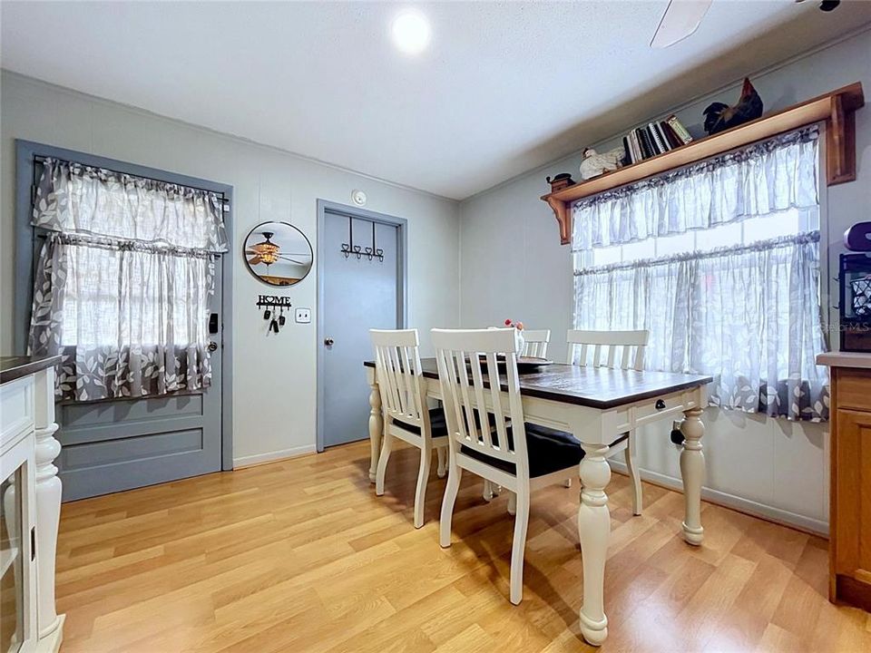 For Sale: $244,900 (3 beds, 1 baths, 1107 Square Feet)