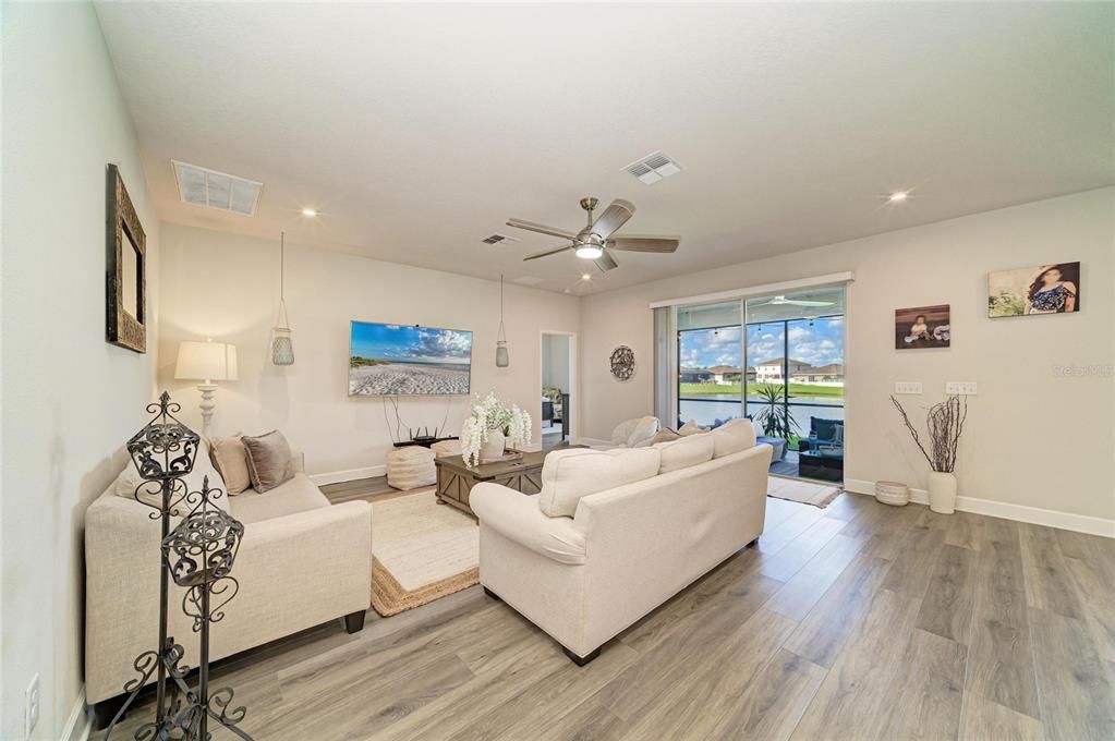 For Sale: $525,000 (4 beds, 3 baths, 2550 Square Feet)