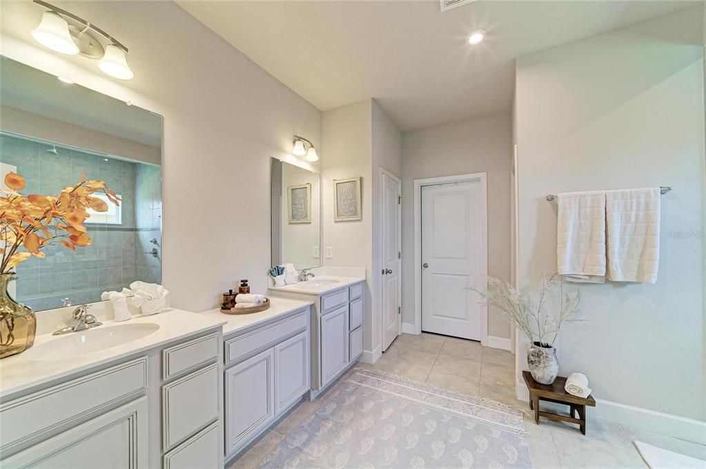 For Sale: $525,000 (4 beds, 3 baths, 2550 Square Feet)
