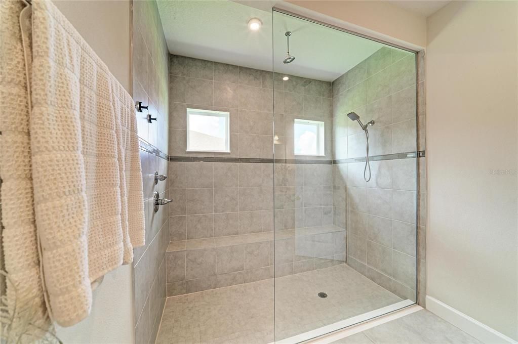 For Sale: $525,000 (4 beds, 3 baths, 2550 Square Feet)