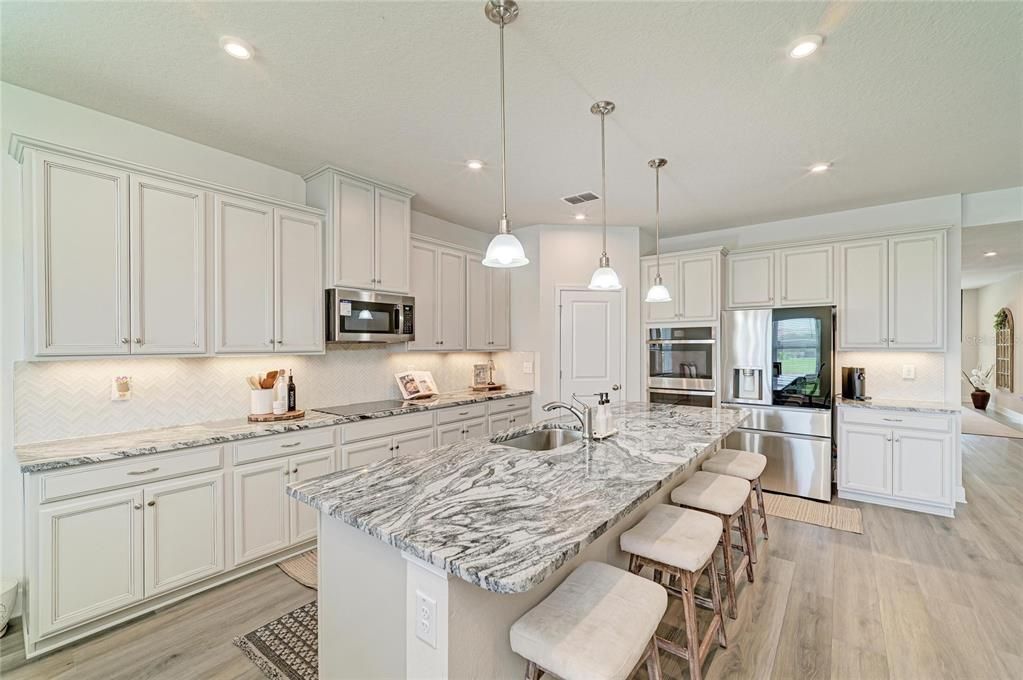 For Sale: $525,000 (4 beds, 3 baths, 2550 Square Feet)