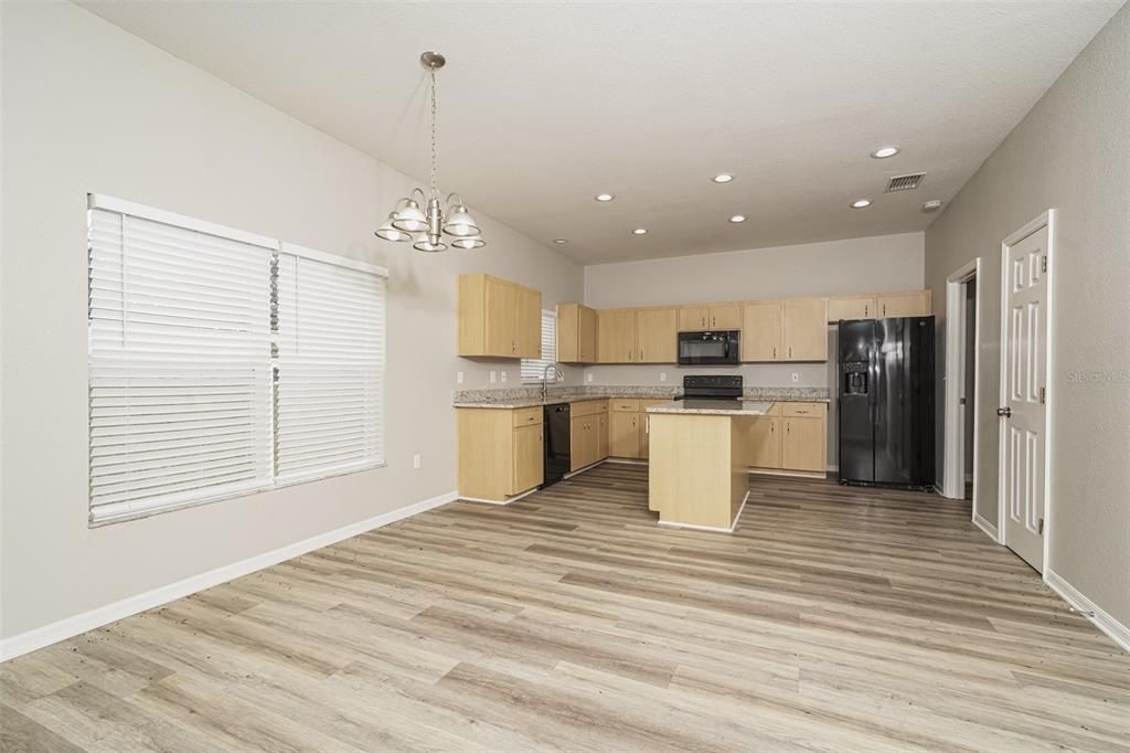 En Venta: $395,000 (4 camas, 2 baños, 2315 Pies cuadrados)