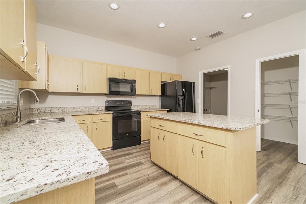 En Venta: $395,000 (4 camas, 2 baños, 2315 Pies cuadrados)