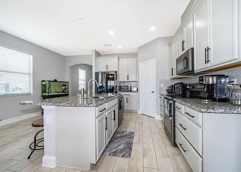 For Rent: $2,800 (4 beds, 2 baths, 2112 Square Feet)