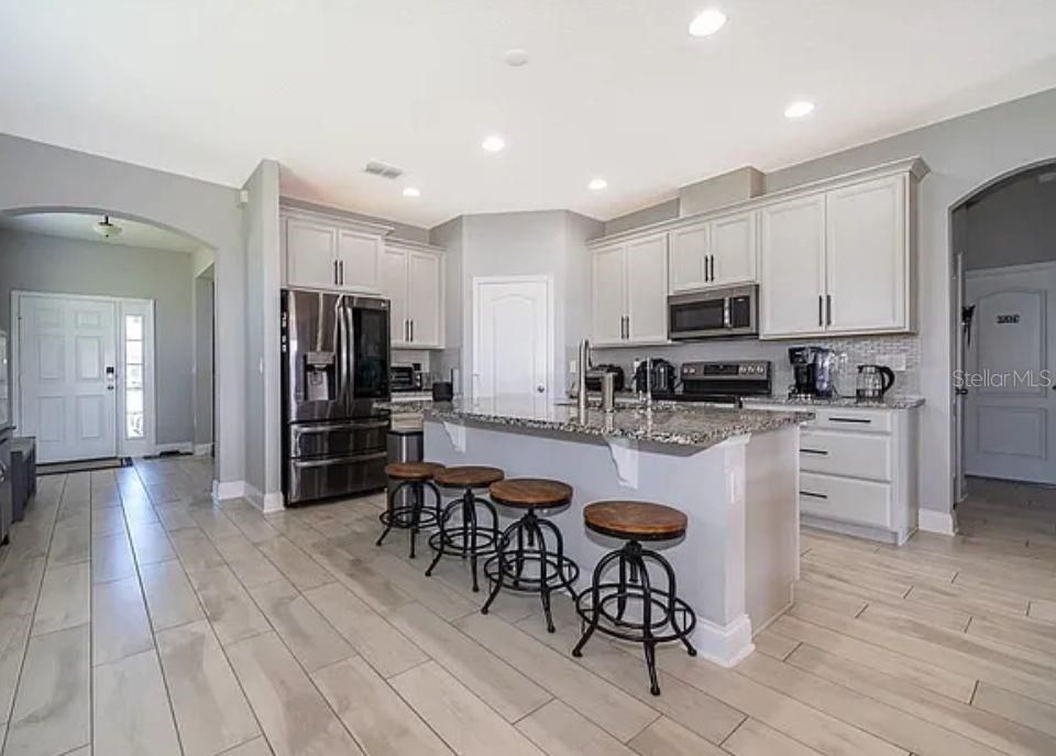 For Rent: $2,800 (4 beds, 2 baths, 2112 Square Feet)