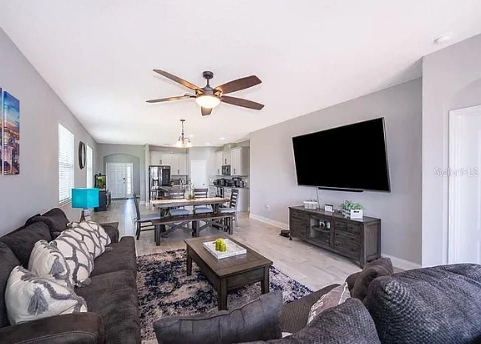 For Rent: $2,800 (4 beds, 2 baths, 2112 Square Feet)