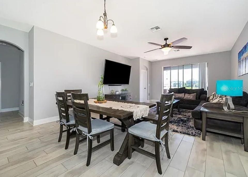 For Rent: $2,800 (4 beds, 2 baths, 2112 Square Feet)