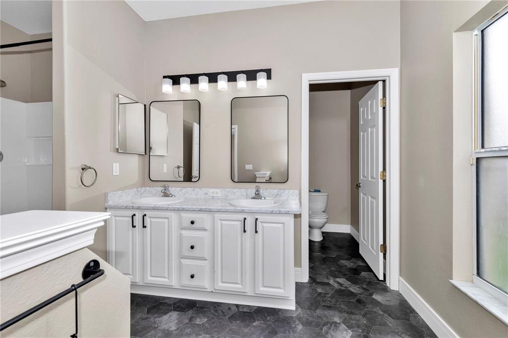 For Sale: $370,000 (4 beds, 3 baths, 2303 Square Feet)