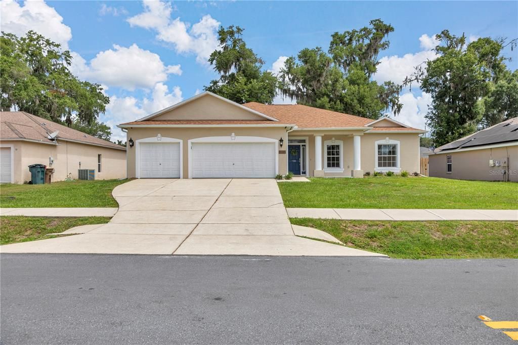 For Sale: $370,000 (4 beds, 3 baths, 2303 Square Feet)