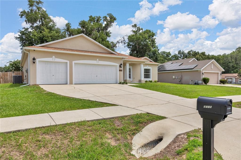 For Sale: $370,000 (4 beds, 3 baths, 2303 Square Feet)