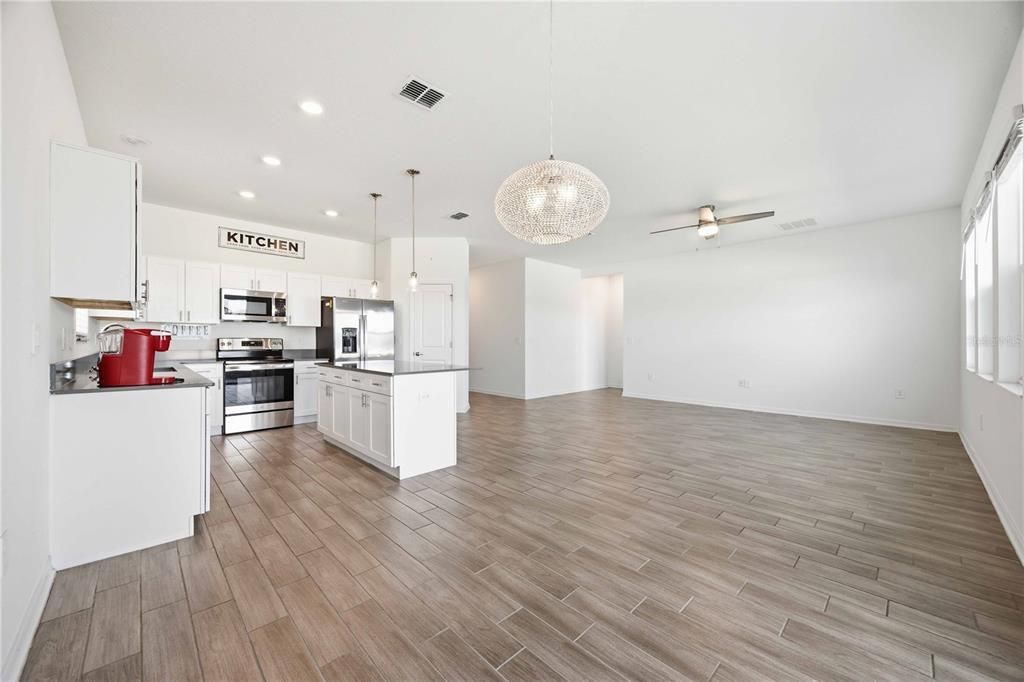 For Rent: $2,175 (4 beds, 2 baths, 1896 Square Feet)