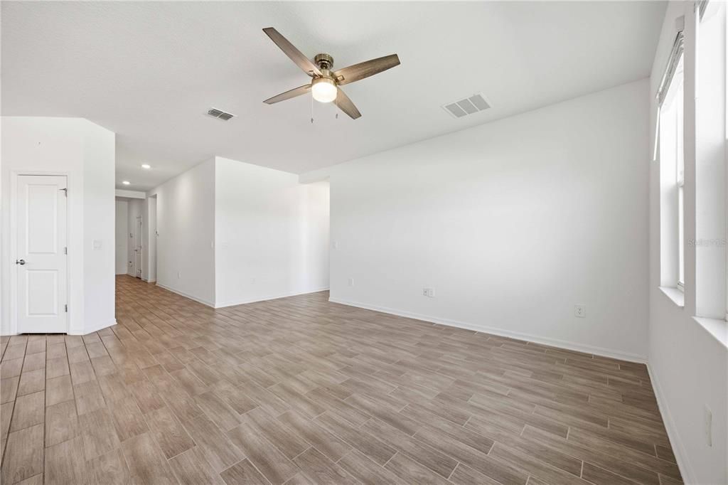 For Rent: $2,175 (4 beds, 2 baths, 1896 Square Feet)