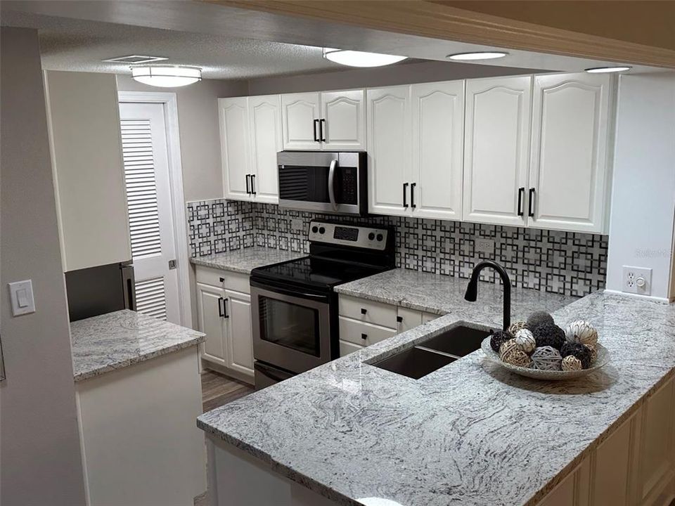 For Rent: $2,000 (1 beds, 1 baths, 825 Square Feet)
