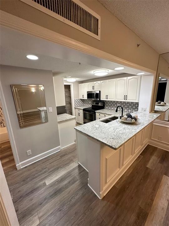 For Rent: $2,000 (1 beds, 1 baths, 825 Square Feet)