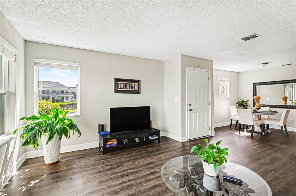 For Sale: $135,000 (2 beds, 2 baths, 930 Square Feet)
