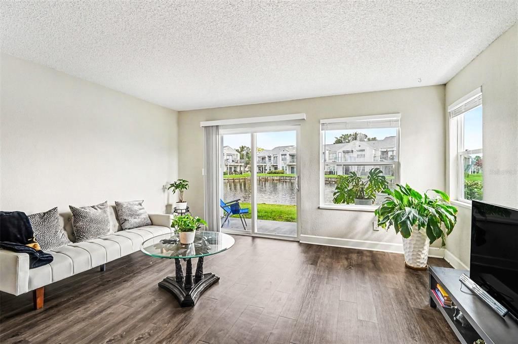 For Sale: $135,000 (2 beds, 2 baths, 930 Square Feet)
