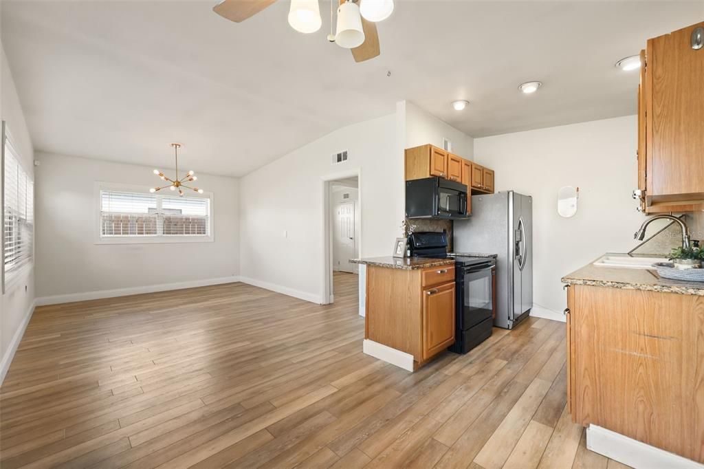 For Sale: $299,999 (3 beds, 1 baths, 1237 Square Feet)