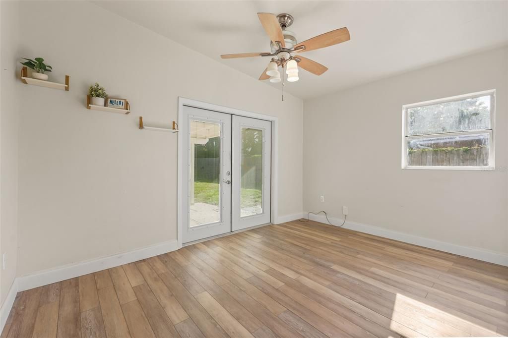 For Sale: $299,999 (3 beds, 1 baths, 1237 Square Feet)