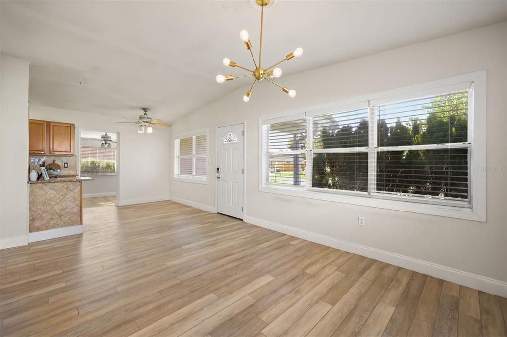For Sale: $299,999 (3 beds, 1 baths, 1237 Square Feet)