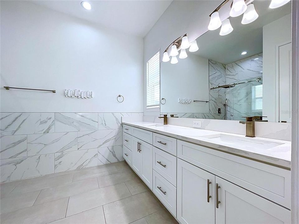 En Venta: $895,000 (4 camas, 3 baños, 2620 Pies cuadrados)