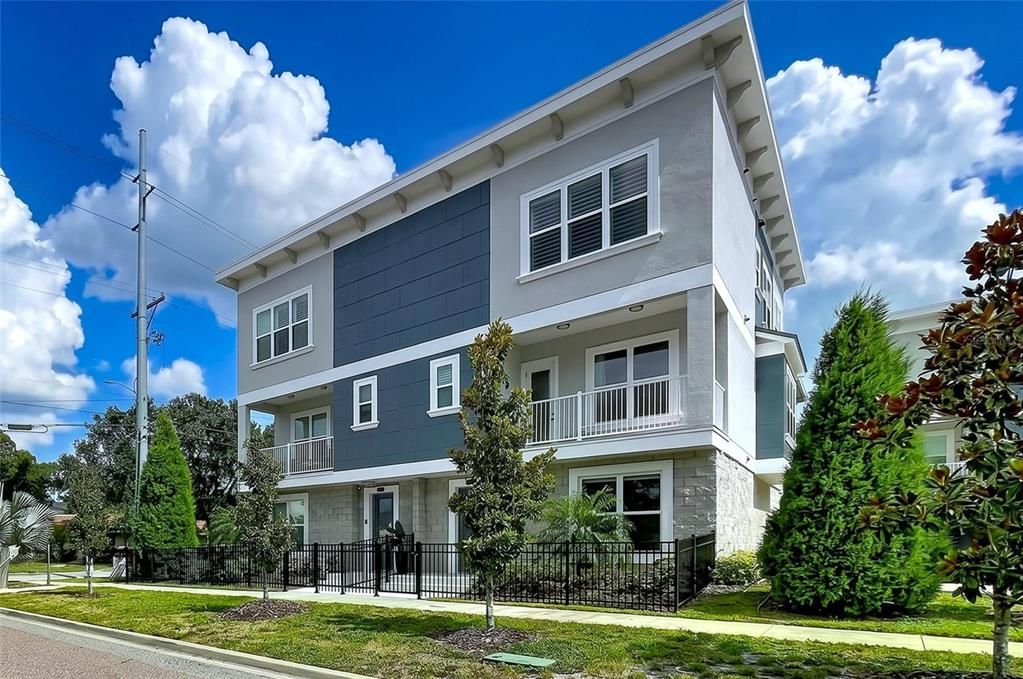 En Venta: $895,000 (4 camas, 3 baños, 2620 Pies cuadrados)