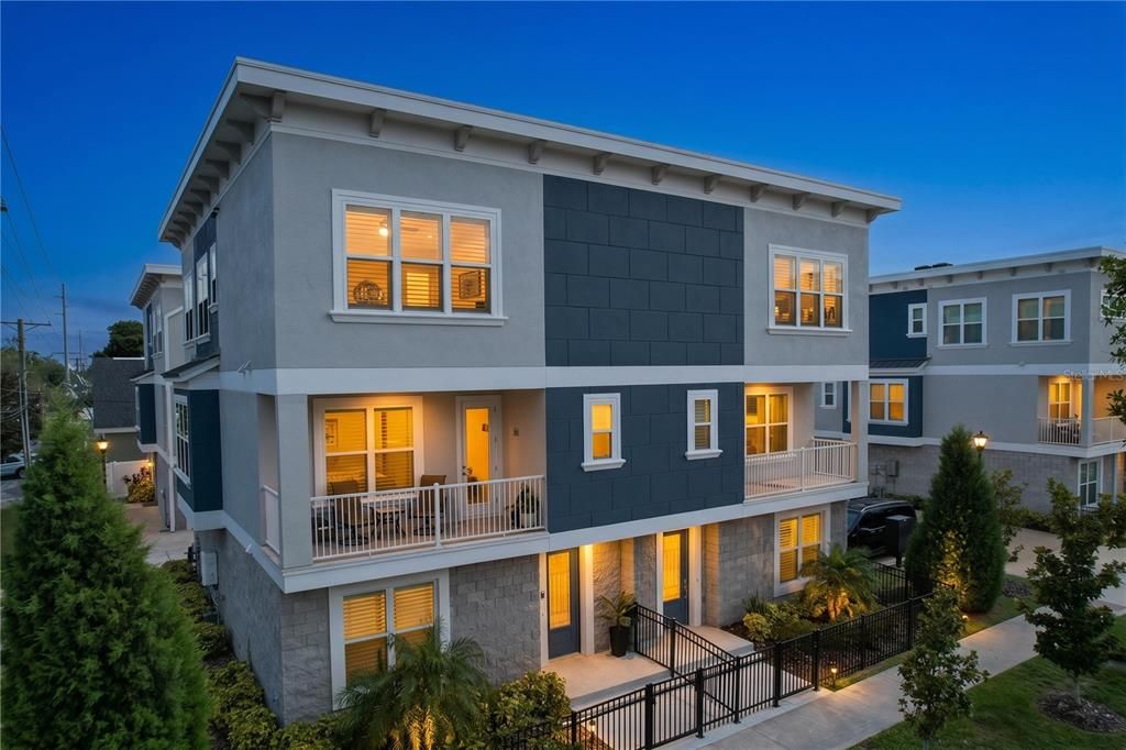 En Venta: $895,000 (4 camas, 3 baños, 2620 Pies cuadrados)