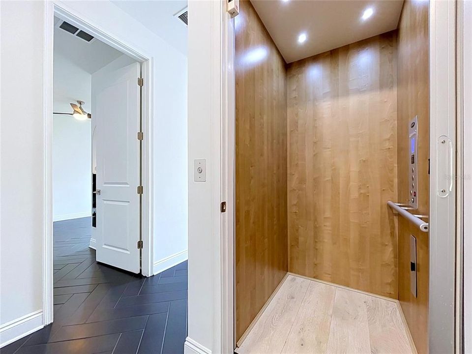 En Venta: $895,000 (4 camas, 3 baños, 2620 Pies cuadrados)