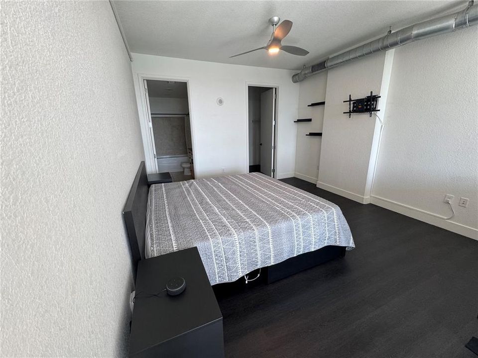 For Rent: $2,500 (1 beds, 1 baths, 943 Square Feet)