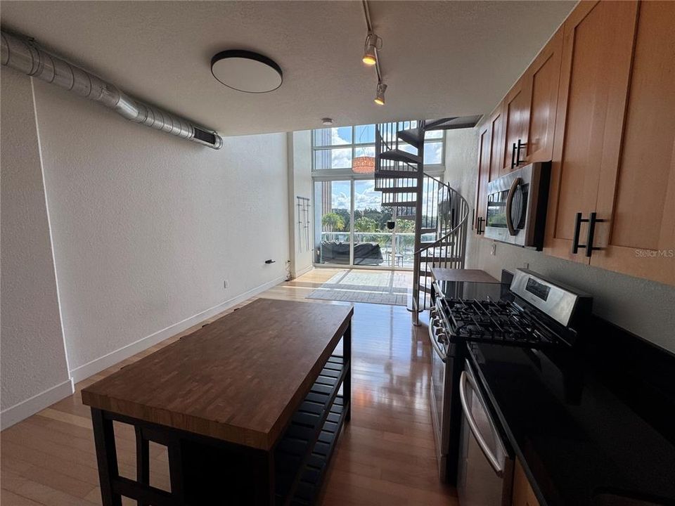 For Rent: $2,500 (1 beds, 1 baths, 943 Square Feet)