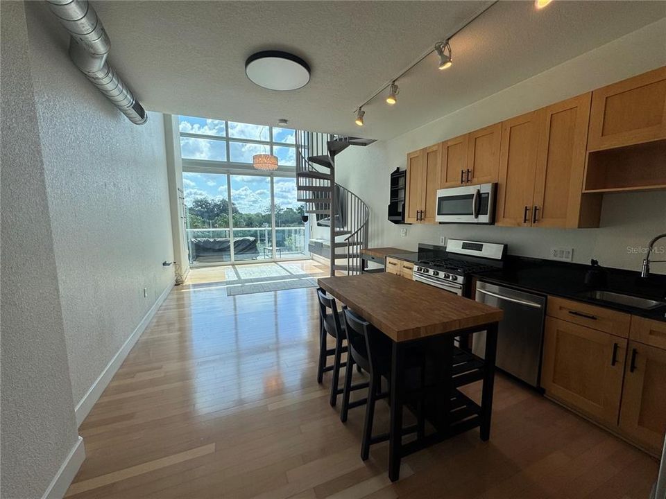 For Rent: $2,500 (1 beds, 1 baths, 943 Square Feet)