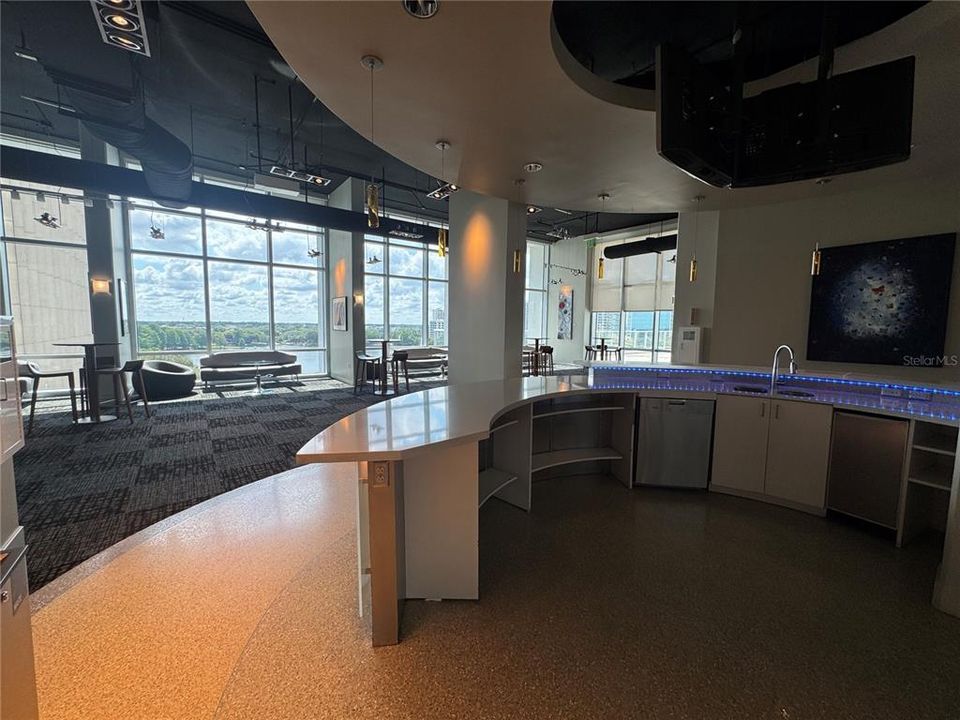 For Rent: $2,500 (1 beds, 1 baths, 943 Square Feet)