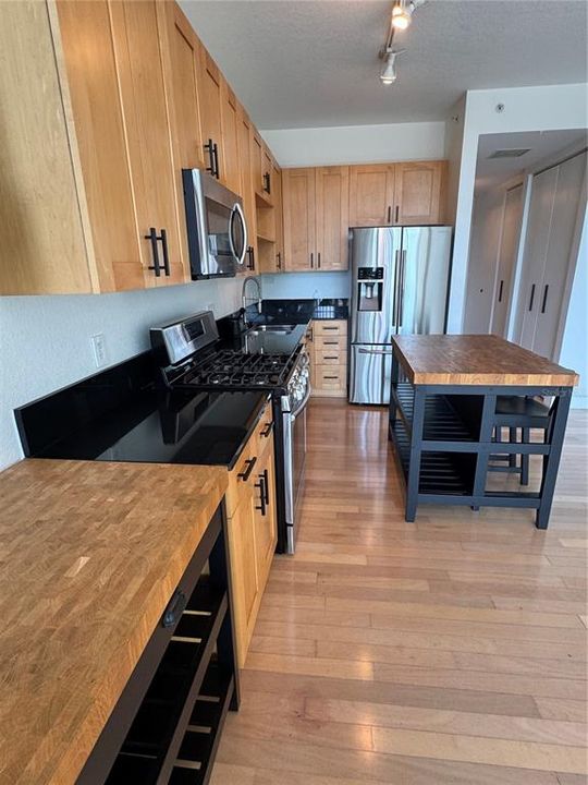 For Rent: $2,500 (1 beds, 1 baths, 943 Square Feet)