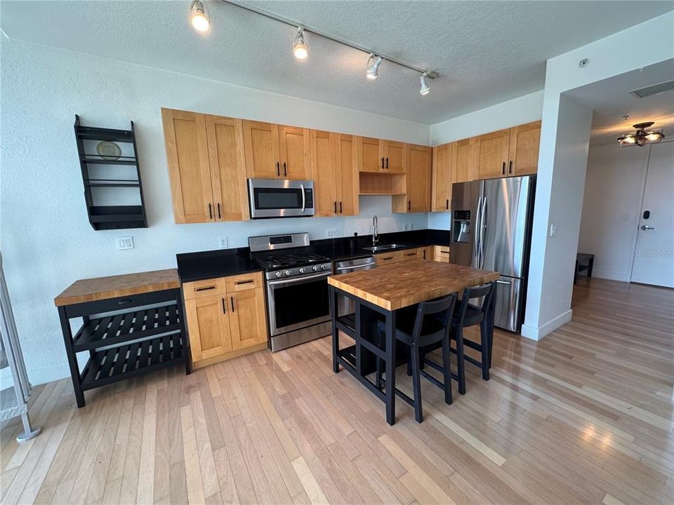 For Rent: $2,500 (1 beds, 1 baths, 943 Square Feet)