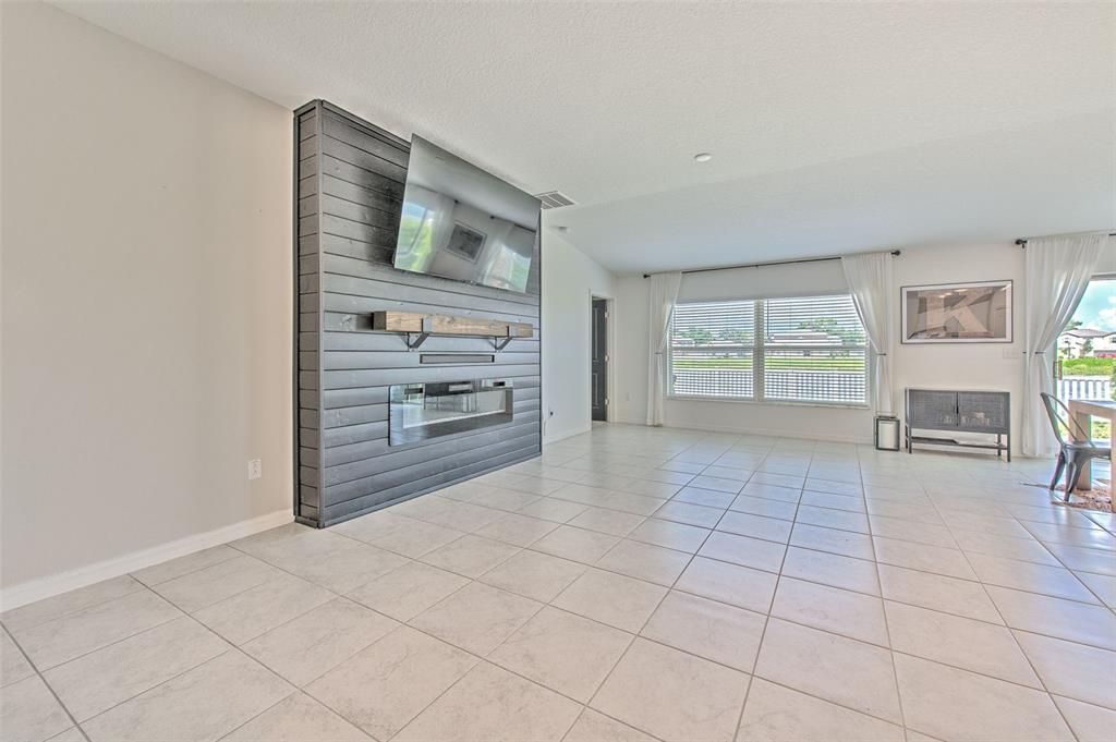 For Sale: $349,900 (4 beds, 2 baths, 1935 Square Feet)