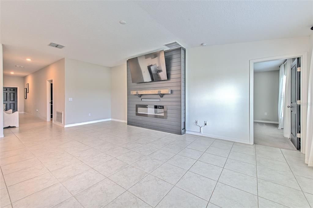 For Sale: $349,900 (4 beds, 2 baths, 1935 Square Feet)