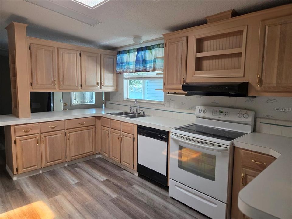For Rent: $1,600 (3 beds, 2 baths, 1568 Square Feet)