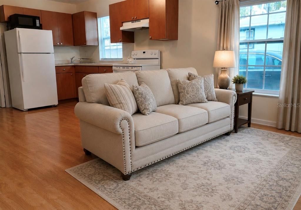 For Sale: $270,000 (2 beds, 1 baths, 690 Square Feet)