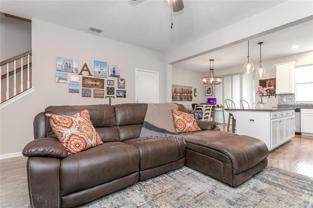 For Sale: $328,000 (3 beds, 2 baths, 1564 Square Feet)