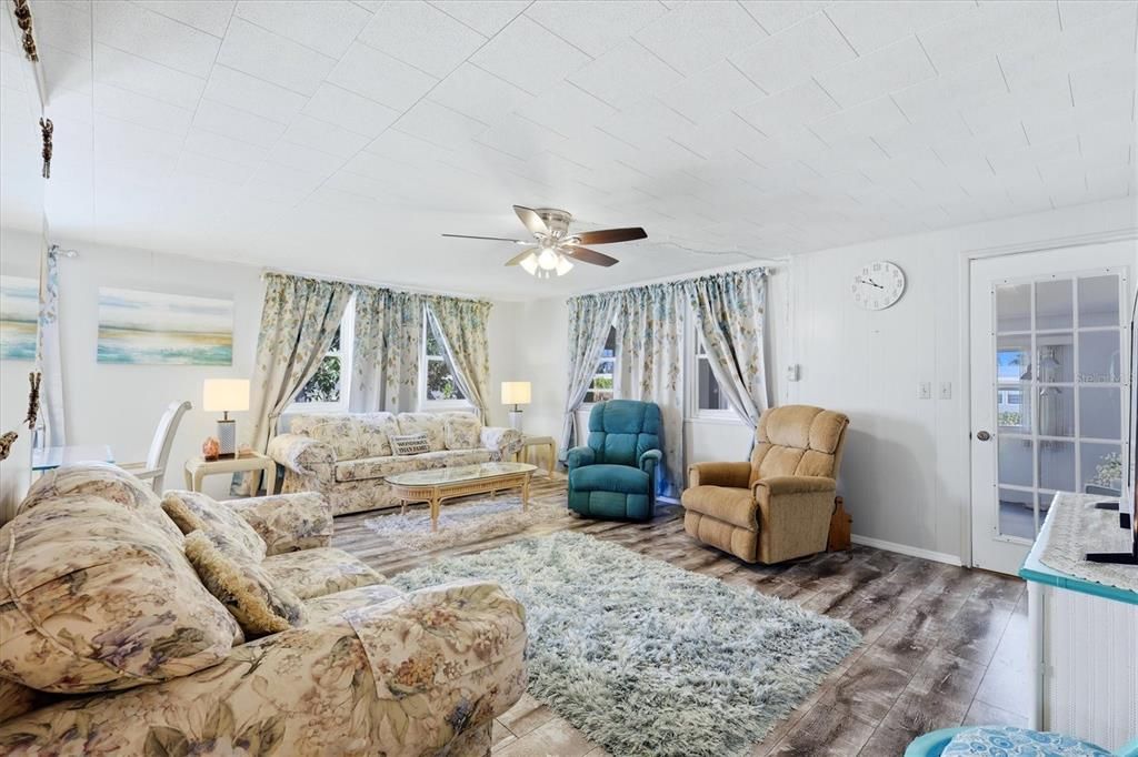 For Sale: $149,900 (2 beds, 2 baths, 1104 Square Feet)