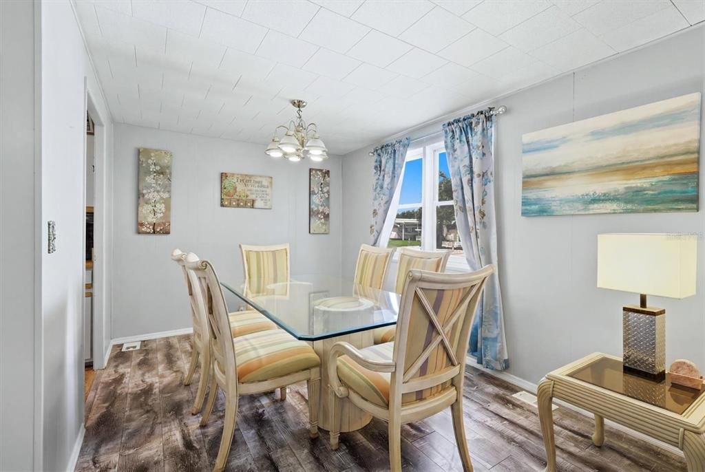 For Sale: $149,900 (2 beds, 2 baths, 1104 Square Feet)