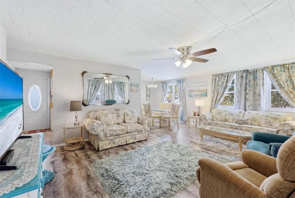 For Sale: $149,900 (2 beds, 2 baths, 1104 Square Feet)