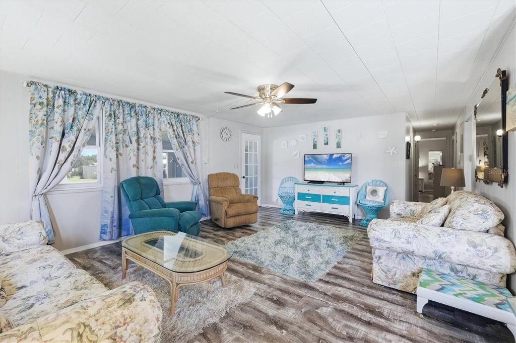 For Sale: $149,900 (2 beds, 2 baths, 1104 Square Feet)