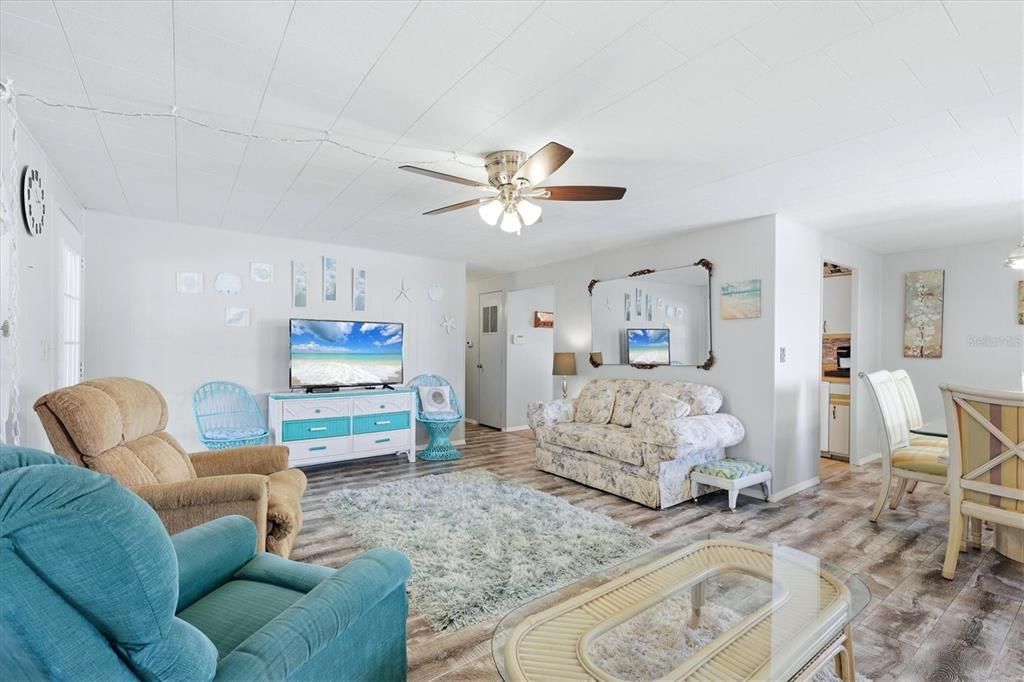 For Sale: $149,900 (2 beds, 2 baths, 1104 Square Feet)