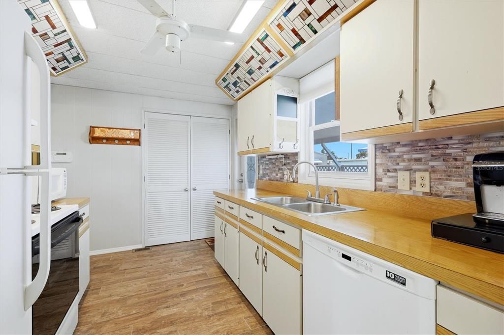For Sale: $149,900 (2 beds, 2 baths, 1104 Square Feet)