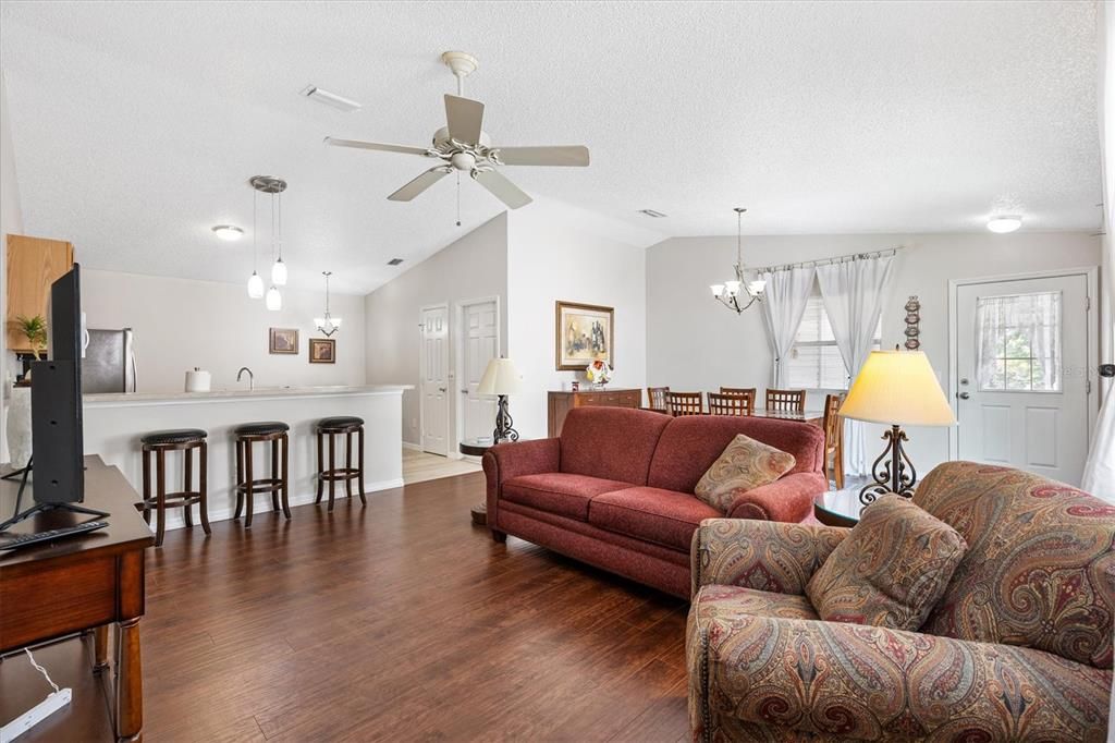 For Sale: $285,000 (2 beds, 2 baths, 1156 Square Feet)