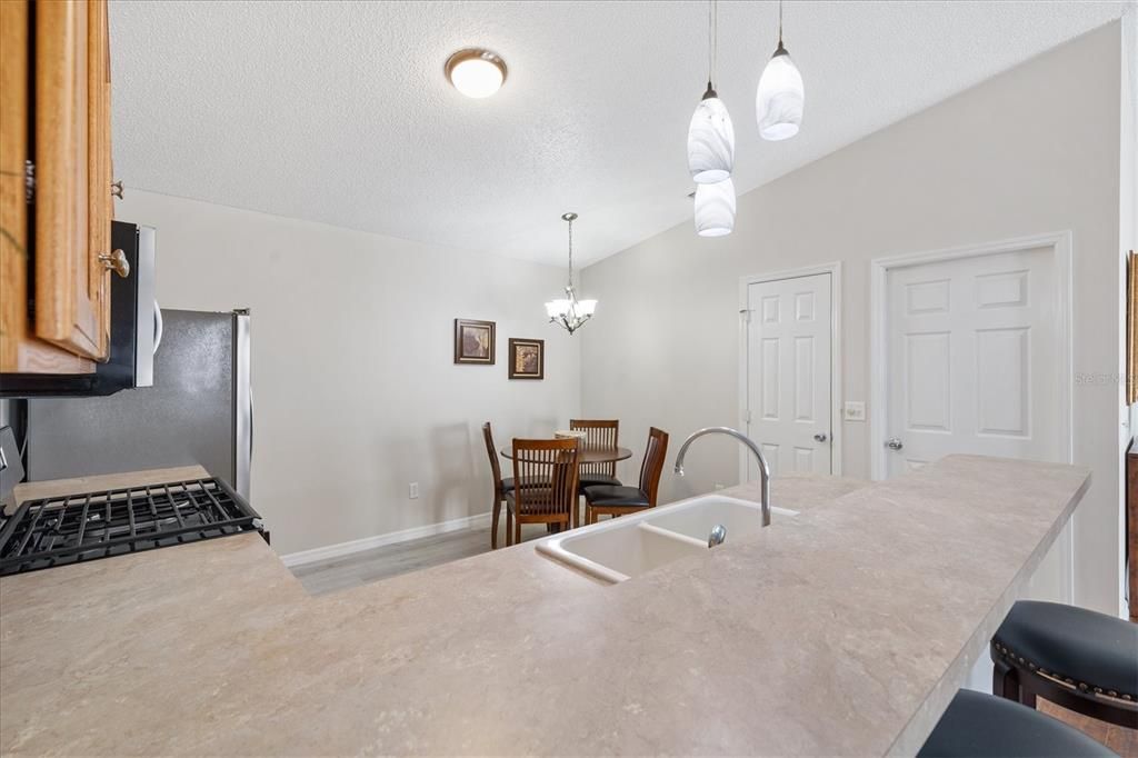 For Sale: $285,000 (2 beds, 2 baths, 1156 Square Feet)